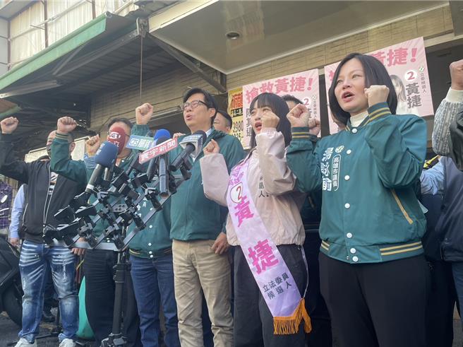 針對陸軍有意找民宅倉庫囤彈藥，高雄市長陳其邁（中）強調，目前沒做相關討論，就算有自己也絕不同意，還反嗆「不要用片段、零碎的資訊發想不同的劇本」。（洪浩軒攝）