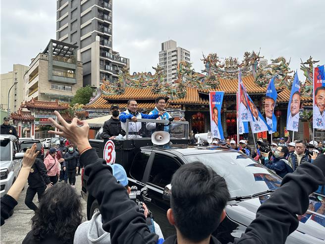 侯友宜抵达福和宫，大批热情乡亲夹道欢迎，并高喊「总统好」。（高钧麟摄）