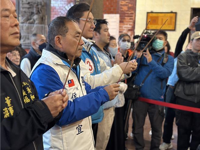 侯友宜4日上午赴新北中和福和宫参香祈福。（高钧麟摄）