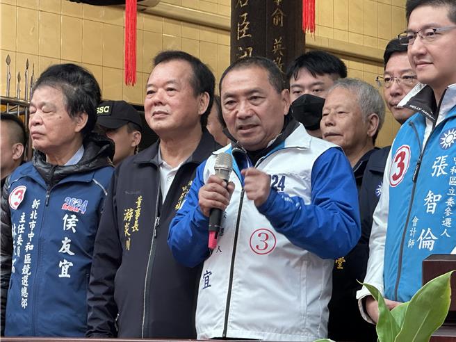 侯友宜坚定的向乡亲喊话，必须集中选票和在野力量，投给最强的候选人，赢回中华民国。（高钧麟摄）