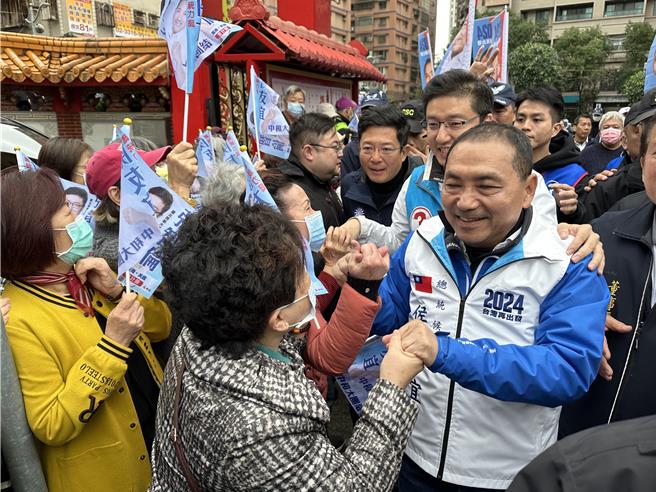 侯友宜与热情乡亲握手致意。（高钧麟摄）