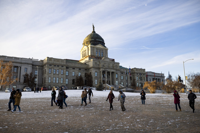 蒙大拿州州議會接獲炸彈威脅後，緊急疏散議會大廈內的工作人員。（圖／美聯社）