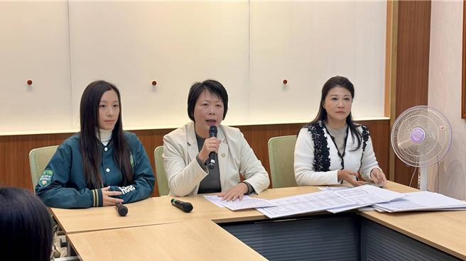 基隆市民进党立委候选人郑文婷（中）召开记者会，指国民党立委候选人林沛祥的财产申报不实。（郑文婷竞总提供／张志康基隆传真）