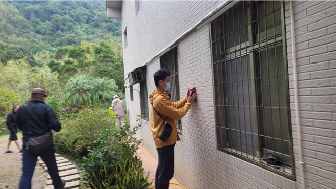 民进党总统候选人赖清德万里老家违建话题不断，针对房屋税争议，日前已有人代理申报房屋税，新北市财政局今派人前往赖老家丈量房屋，了解建筑结构，但到场后赖家仍无人在场，税捐稽徵处人员没办法进屋丈量，无法得知将课多少房屋税？只能在外面初步丈量。（王扬杰摄）