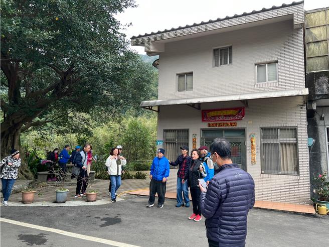 民进党总统候选人赖清德万里老家违建话题不断，今早仍有不少游客到场打卡拍照。（王扬杰摄）