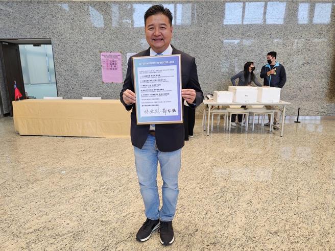 2024年1月4日新北市／郭董幕僚轉交郭董的一封信給林金結，內容提及五項國家政策他相當認同，因此決定與郭台銘共同簽署 。（林金結辦公室提供／劉瑋晴新北傳真）