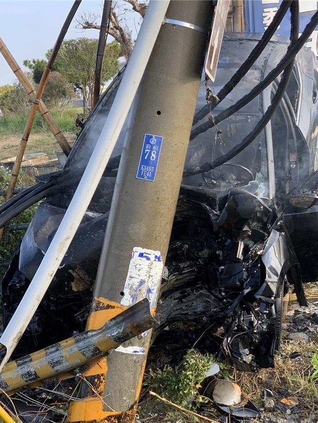 自小客车喷撞电线杆后起火燃烧面目全非。（民眾提供）