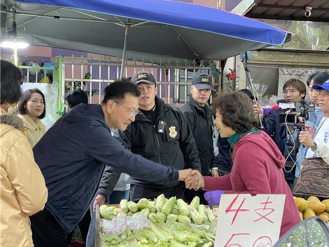 国民党副总统候选人赵少康今到万华辅选国民党中正、万华立委候选人锺小平。（蔡佩珈摄）