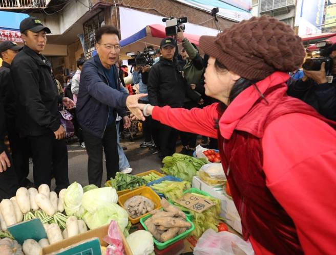国民党副总统候选人赵少康至兴国市场拜票。（陈君玮摄）