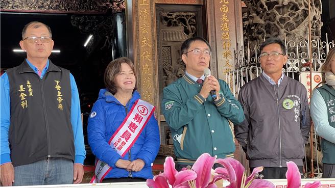 台南市长黄伟哲（左三）4日与民进党南市一选区立委候选人赖惠员（左二）等人一同在下营上帝庙宣誓将努力拚选战。（张毓翎摄）