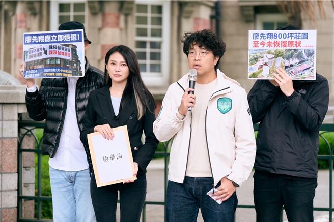 立委赖品妤与民进党不分区立委候选人沈伯洋控诉国民党立委候选人廖先翔家族的庄园违建未恢復，新北市府未作为，因此向监察院告发瀆职。（赖品妤国会办公室提供）