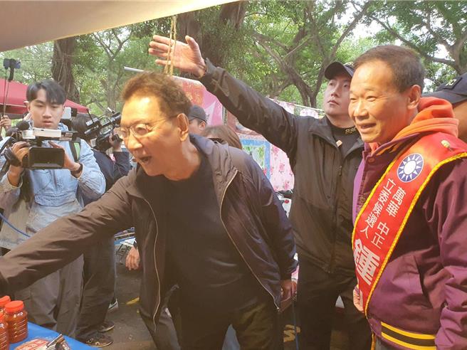 国民党副总统候选人赵少康今陪同国民党中正、万华立委候选人锺小平赴市场拜票。（蔡佩珈摄）