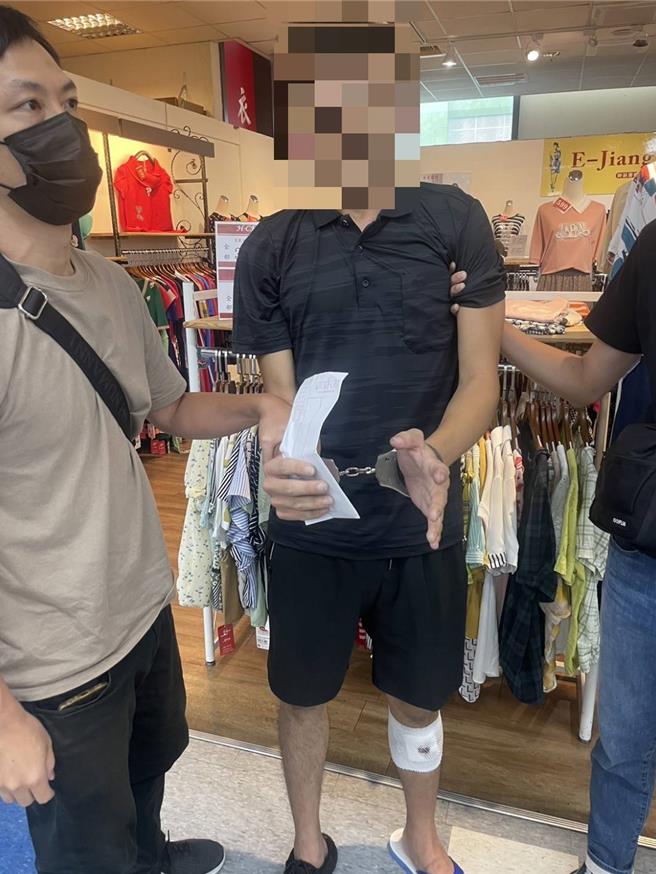 台中市刑大侦四队在台中市一家卖场内逮捕「收簿手」李姓男子，查扣人头帐户及金融卡，检方侦结依诈欺、《洗钱防制法》起诉。（警方提供／王煌忠台中传真）