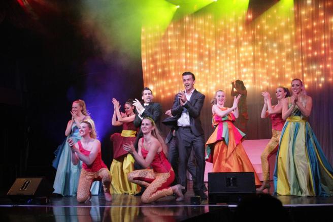 观赏舞团精彩演出（图片来源：山富旅行社提供）