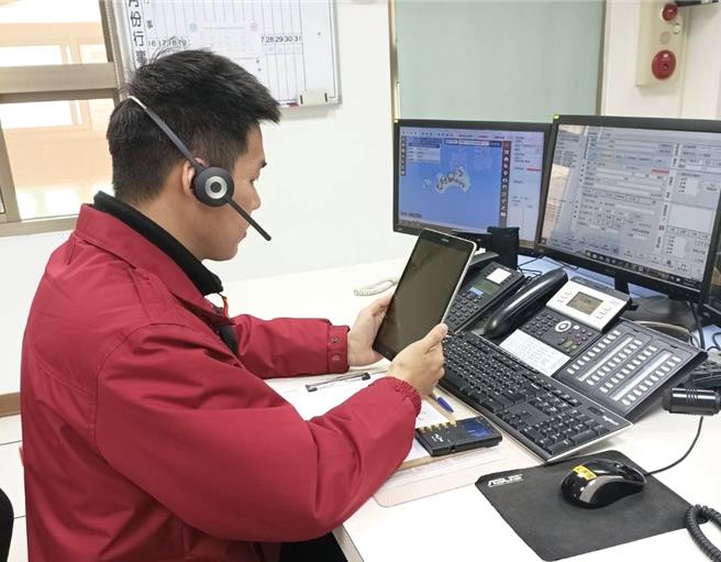 金門縣金城地區3日有1名老人突失去呼吸心跳，119派遣員結合「線上視訊」指導民眾實施CPR急救，成功救回一命。(圖／金門縣消防局提供)