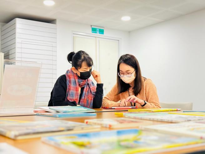 2023《好繪芽》繪本創作班帶班導師崔永燕一同與學員討論創作作品（圖片來源：高雄市文化局提供）