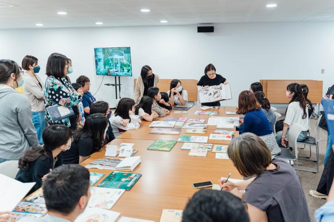 客座講師林幸荻帶來許多國外繪本至課堂和學員分享（圖片來源：高雄市文化局提供）