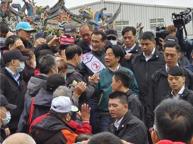 民进党总统候选人赖清德4日到桃园龟山造势，对于国民党副总统候选人赵少康称若赖上任将斗争蔡英文总统、特赦前总统陈水扁等。赖清德说，这当然是赵少康谬论。（赖佑维摄）