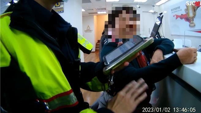 張姓婦人日前收到鄰居LINE訊息，稱人在香港旅遊因賭馬急需用錢，張婦欲匯款90萬元險些被騙。（警方提供）