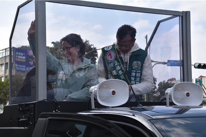 民進黨副總統候選人蕭美琴赴苗栗縣竹南鎮陪同黨籍立委候選人康世明車掃拉票。（謝明俊攝）