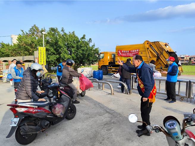 苗栗縣1選區立委候選人陳超明4日一早就現身竹南鎮垃圾收集點向鄉親拜票。（陳超明競總提供／謝明俊苗栗傳真）