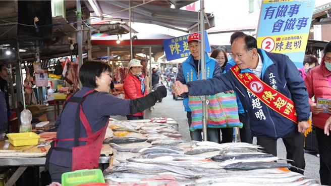 苗栗縣1選區立委候選人陳超明4日一早就到苑裡市場向鄉親拜票。（陳超明競總提供／謝明俊苗栗傳真）