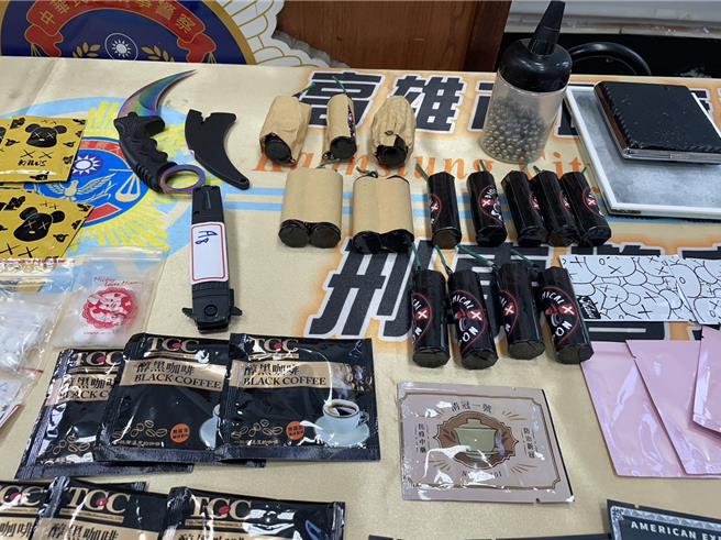 何姓男子因贩毒遭判10年，四处躲藏逃亡，高雄市刑大日前获报，会同保大特警到苓雅区一处民宅攻坚，何男一度攀墙逃逸，险些从3楼铁窗坠落，最后遭警方「救援」。警方另外屋内逮获涉毒的熊姓男子，当场起出3颗土制钢珠炸弹、火药鞭炮、安毒与毒品咖啡包、一粒眠、卡西酮药丸等毒品，全案移送桥头地检署扩大侦办。（高市刑大提供／袁庭尧高雄传真）