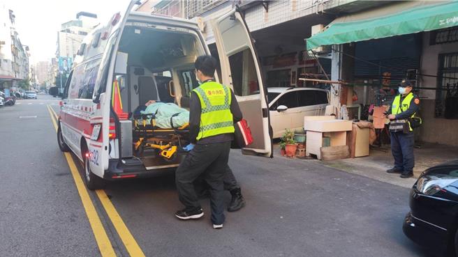 台中市88歲潘姓奶奶，上周在住家跌倒，同居高齡丈夫無力可施，住在外地女兒接到父親求助電話，情急請求警方協助，順利將潘姓奶奶送醫檢查。（警方提供／王煌忠台中傳真）