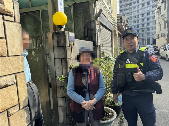 羅姓婦人日前迷途在潭子區，眼尖員警發現其手上有配戴愛心手環，將她順利送返家。（警方提供）