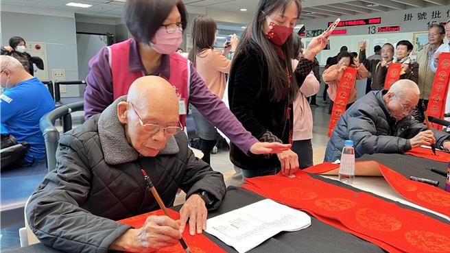 柳营奇美医院今天举办卫教关怀活动，邀请书法家挥毫送福迎新春。（张毓翎摄）