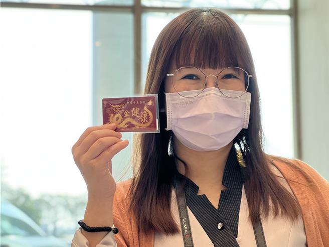 院方今年以生肖龙年发行金龙悠游卡，上方图腾是由吴福山老师绘制以龙为主体的「龙金健康」。（张毓翎摄）