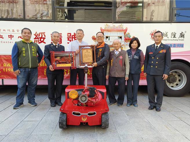 嘉义市副市长林瑞彦代表接受民间业者捐赠救灾机器人，议长陈姿妏见证。（廖素慧摄）