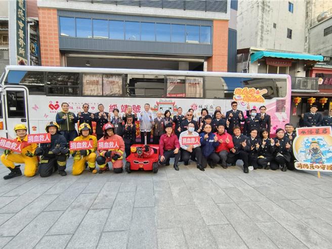 嘉义市消防局与捐血中心结合办捐血活动。（廖素慧摄）