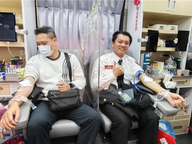 嘉义市消防局教育训练科员简凯奇响应捐血，挽袖捐血。（廖素慧摄）