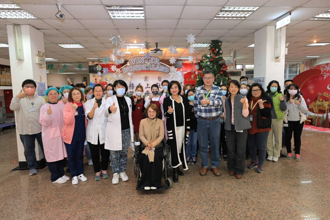 基隆市副市長邱佩琳與社會處長楊玉欣於今(4)日前往基隆市立醫院，瞭解機構籌設現況並會勘整建情形，盼加速擴充住宿式機構布建，未來將增設110床，緩解市民照顧負擔。（圖／基隆市社會處提供）