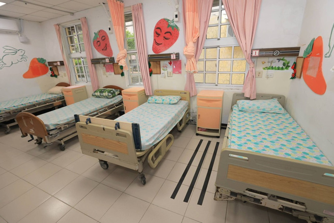 基隆市府完善緊急轉銜安置 市立醫院預留四空床協助特殊個案安置需求。（圖／基隆市社會處提供）