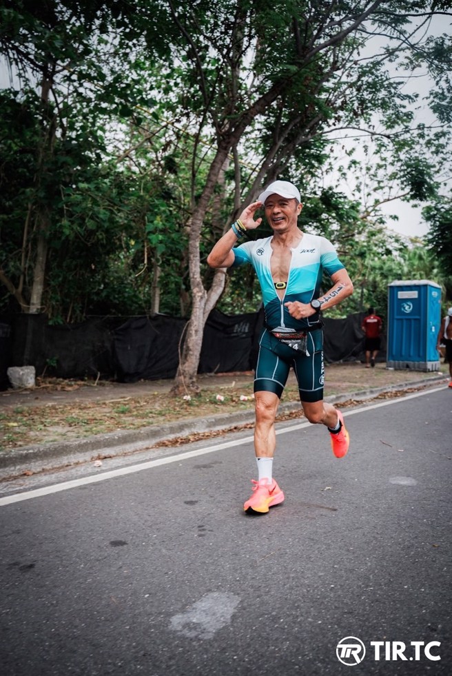 庄惠文董事长热衷三铁运动，除了设定目标突破自我，更不断进修自己。（辉升地产提供）