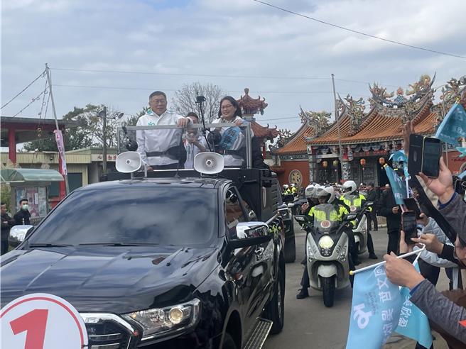 民眾黨總統候選人柯文哲連兩天桃園車掃，今衝刺五選區平鎮龍潭選票。(呂筱蟬攝)