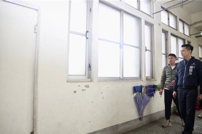 竹北市中正国小近30年老旧校舍，建筑墙面斑驳剥落，竹北市长郑朝方（右一）实地现勘并予以补助修缮，也特别提醒在寒假施工，以免影响孩童学习环境，并预计在新学期前完工。（竹北市公所提供／邱立雅竹县传真）