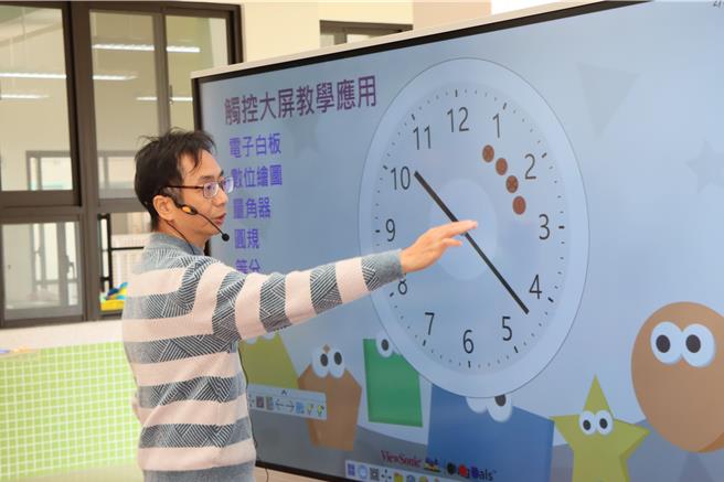 校方示范使用智慧大屏触控显示器。（苗栗县政府提供／李京升苗栗传真）