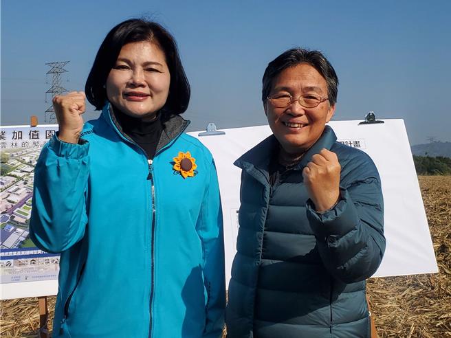 云林县长张丽善（左）4日在基地举行说明会，古坑乡长林慧如（右）出席，2人虽分属国民党、民进党但同声期盼加速开发进度，盼今年7月动土。（周丽兰摄）