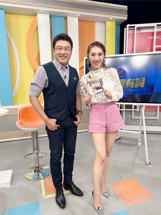 謝金晶（右）與謝震武律師合影。（和展影視提供）