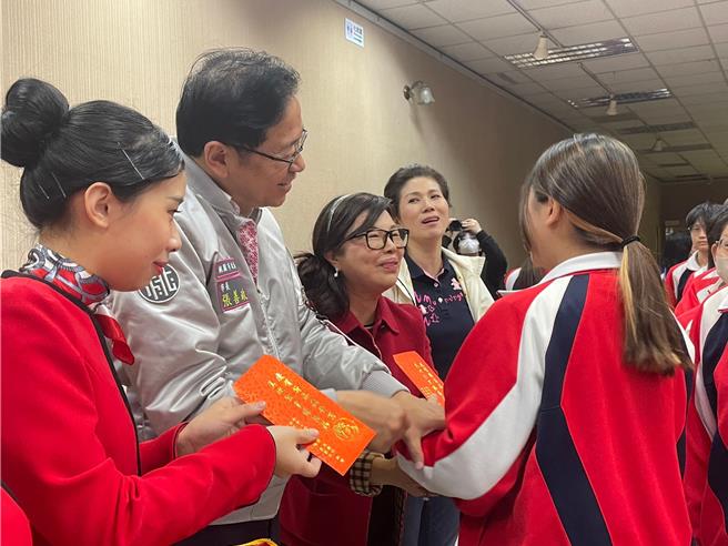 吳慶堂、王美只夫婦自掏腰包送弱勢家庭學生春節紅包，桃園市長張善政與會，鼓勵學生無後顧之憂好好念書。（呂筱蟬攝）
