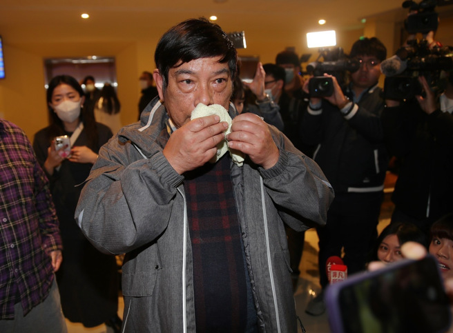 司马中原的儿子吴融昊表示爸爸的后事要等姐姐、弟弟回台再讨论。（季志翔摄）