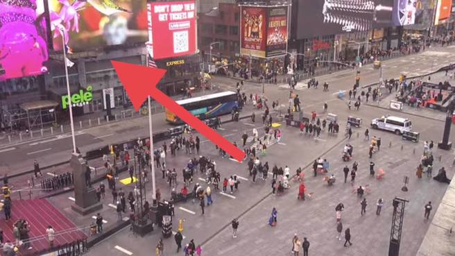 小商人强势出手，割颈案「乾哥乾妹」登纽约时代广场。(翻摄脸书Gtokevin小商人靠北干古股份有限公司)