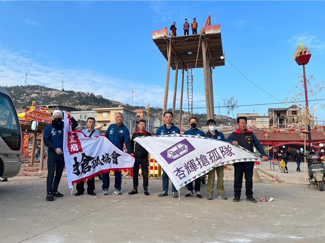 杏辉药品成立抢孤队，赴大陆参加福建漳州的「龙海抢孤」，杏辉抢孤队夺下前3名的绝佳成绩。（杏辉抢孤队提供／李忠一宜兰传真）