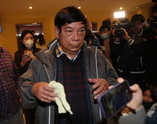 司马中原的儿子吴融昊面色凝重的接受媒体採访。（季志翔摄）