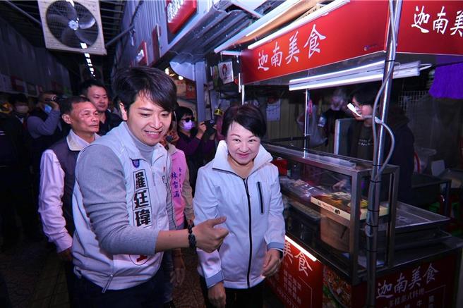台中市长卢秀燕（右）14日上午请假，陪同国民党台中市六选区立委候选人罗廷玮（左），前往第三市场拜票，受到乡亲热烈欢迎。（罗廷玮服务处提供／王煌忠台中传真）
