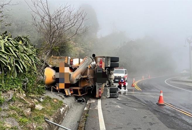 一辆水泥预拌车4日中午擦撞护栏后，失控翻覆在边坡，驾驶一度受困2个小时。（中埔分局提供／吕妍庭嘉义传真）