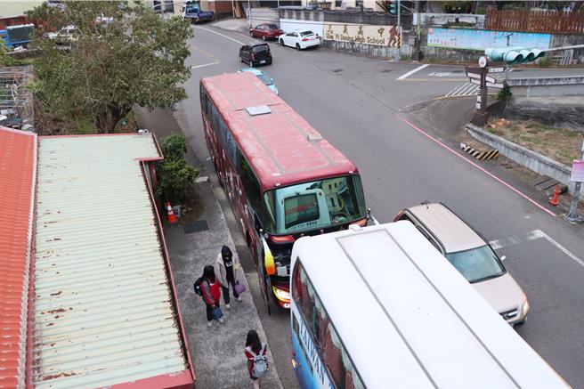 學生搭交通車時常常有安全疑慮。（苗栗縣政府提供／李京昇苗栗傳真）